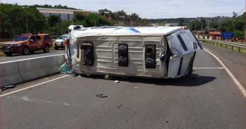 Viatura que transportava presos capota no Norte do Paraná