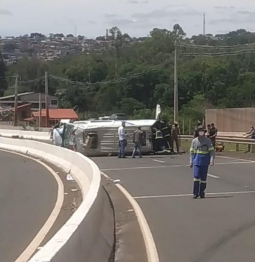 foto de Viatura que transportava presos capota no Norte do Paraná