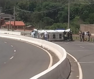 foto de Viatura que transportava presos capota no Norte do Paraná