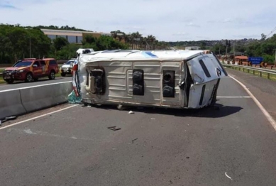 foto de Viatura que transportava presos capota no Norte do Paraná