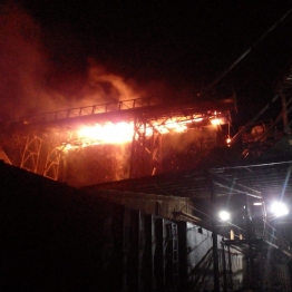 foto de Maringá; incêndio de grandes proporções em indústria no Parque Itaipu