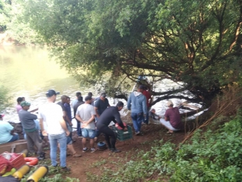 foto de Dois jovens morrem afogados em rio e adolescente segue desaparecida, no Paraná