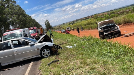 foto de Colisão frontal envolvendo dois veículos na PR-317, deixa duas pessoas feridas na região