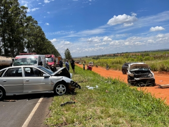 foto de Colisão frontal envolvendo dois veículos na PR-317, deixa duas pessoas feridas na região