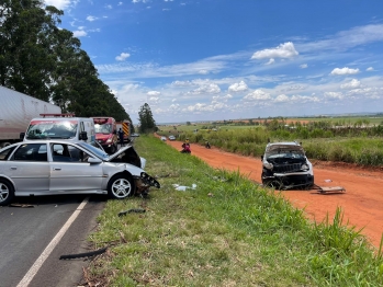 foto de Colisão frontal envolvendo dois veículos na PR-317, deixa duas pessoas feridas na região