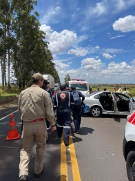 foto de Colisão frontal envolvendo dois veículos na PR-317, deixa duas pessoas feridas na região