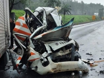 foto de Condutor morre na hora após ter carro esmagado em acidente no Paraná