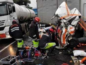 foto de Condutor morre na hora após ter carro esmagado em acidente no Paraná