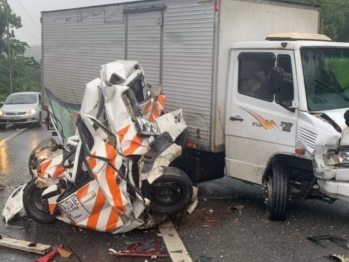 foto de Condutor morre na hora após ter carro esmagado em acidente no Paraná