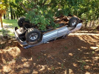 foto de Caminhonete capota e condutor sofre traumatismo craniano grave na zona rural de Maringá