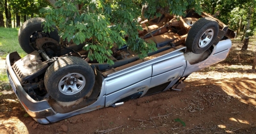 Caminhonete capota e condutor sofre traumatismo craniano grave na zona rural de Maringá