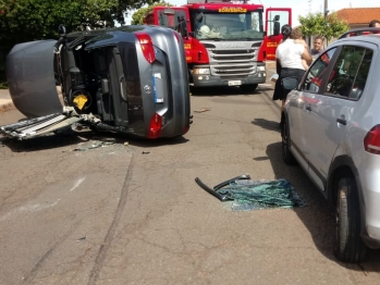 foto de Mulher fica ferida colisão seguida de tombamento de veículo em Maringá