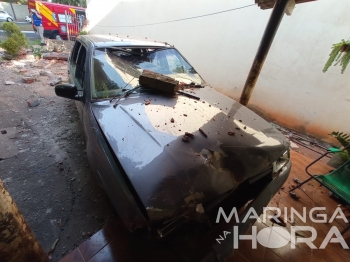 foto de Motorista sai de avenida e invade quintal de residência provocando destruição em Maringá