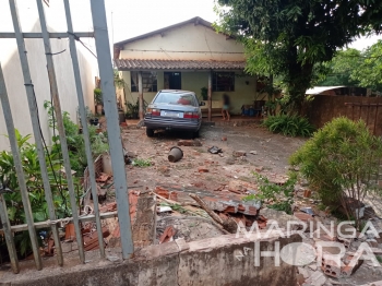 foto de Motorista sai de avenida e invade quintal de residência provocando destruição em Maringá