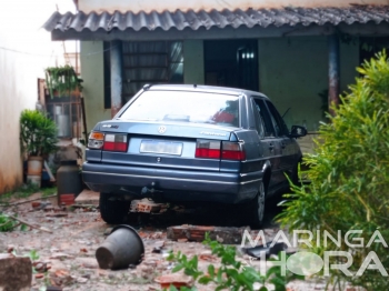 foto de Motorista sai de avenida e invade quintal de residência provocando destruição em Maringá