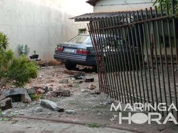 foto de Motorista sai de avenida e invade quintal de residência provocando destruição em Maringá