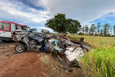 foto de Colisão frontal entre carro e caminhão mata jovem de 25 anos