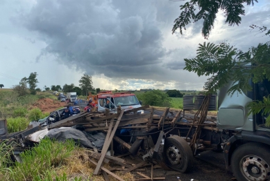 foto de Colisão frontal entre carro e caminhão mata jovem de 25 anos