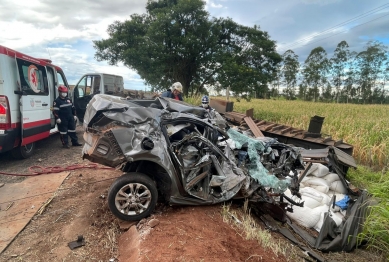 foto de Colisão frontal entre carro e caminhão mata jovem de 25 anos