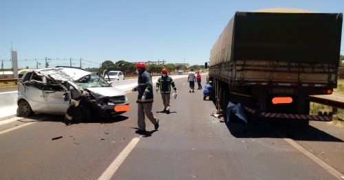 Motorista fica ferido ao bater carro na traseira de carreta na PR-323