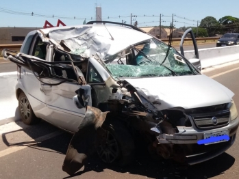 foto de Motorista fica ferido ao bater carro na traseira de carreta na PR-323