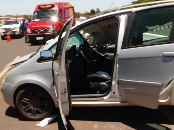 foto de Motorista fica ferido ao bater carro na traseira de carreta na PR-323