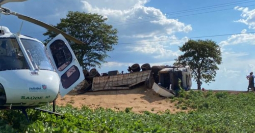 Motorista fica ferido após carreta tombar próximo a São Jorge do Ivaí