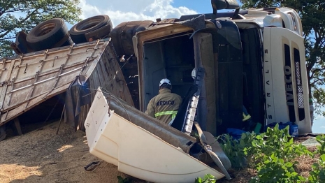 foto de Motorista fica ferido após carreta tombar próximo a São Jorge do Ivaí