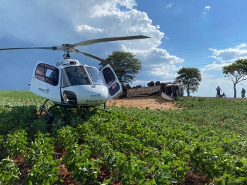 foto de Motorista fica ferido após carreta tombar próximo a São Jorge do Ivaí