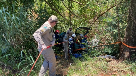 foto de Homem é resgatado após cair com seu veículo em ribanceira depois de acidente violento na PR-317