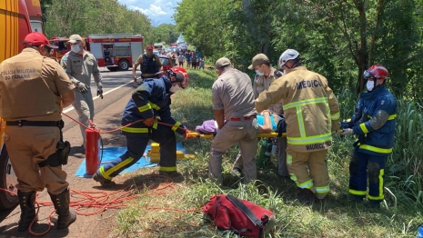 foto de Homem é resgatado após cair com seu veículo em ribanceira depois de acidente violento na PR-317