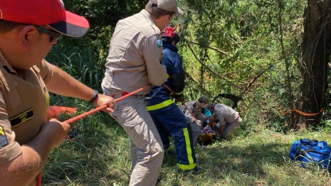 foto de Homem é resgatado após cair com seu veículo em ribanceira depois de acidente violento na PR-317