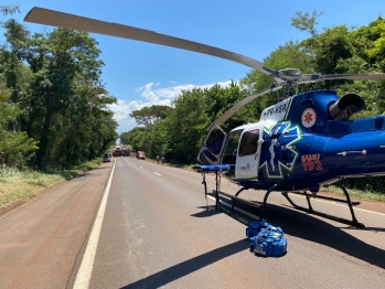 foto de Homem é resgatado após cair com seu veículo em ribanceira depois de acidente violento na PR-317