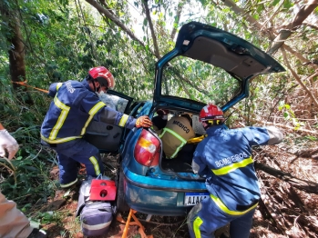 foto de Homem é resgatado após cair com seu veículo em ribanceira depois de acidente violento na PR-317