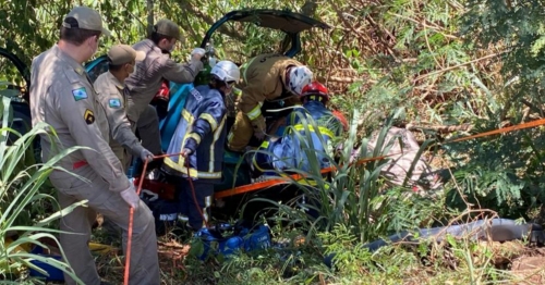 Homem é resgatado após cair com seu veículo em ribanceira depois de acidente violento na PR-317