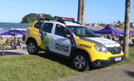 foto de Casal é preso após deixar, bebê trancado e abandonado em carro para aproveitar a praia no Paraná