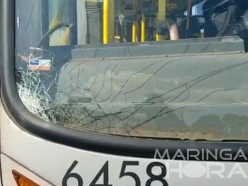 foto de Vídeo monstra momento em que caminhoneiro é atropelado por ônibus em Maringá