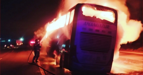 Veja momento em que ônibus é destruído pelo fogo na PR-323