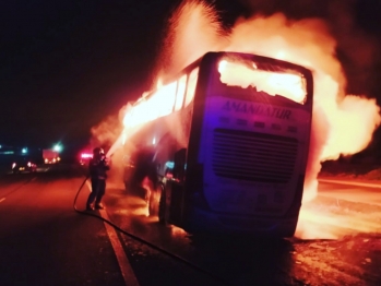 foto de Veja momento em que ônibus é destruído pelo fogo na PR-323