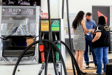 foto de Após denúncias, Procon de Maringá vistoria postos de combustíveis