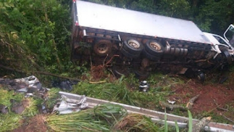 foto de Jovem morre depois de sofrer trágico acidente e ter carro despedaçado no Paraná