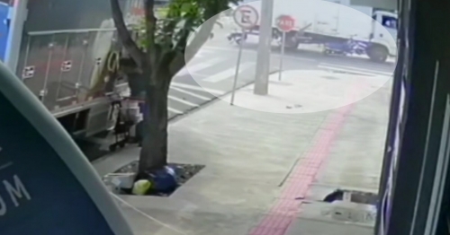 Veja momento que casal em moto cruza avenida e são atingidos por caminhão em Maringá