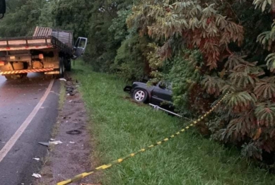 foto de Dois jovens morrem e homem fica gravemente ferido em trágico acidente em rodovia do Paraná