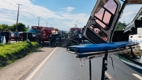 foto de Acidente gravíssimo em rodovia mata mulher e deixa pessoas feridas na BR-376