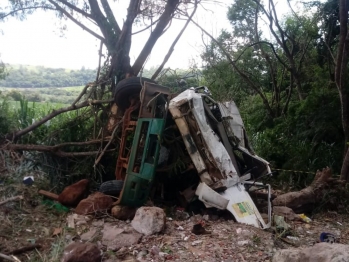 foto de Acidente violento envolvendo caminhão mata homem e deixa outra pessoa gravemente ferida na zona rural de Maringá