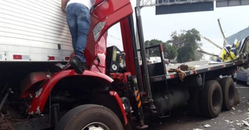 Caminhoneiro fica preso entre as ferragens em acidente no norte do Paraná