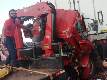 foto de Caminhoneiro fica preso entre as ferragens em acidente no norte do Paraná