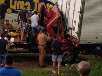 foto de Caminhoneiro fica preso entre as ferragens em acidente no norte do Paraná