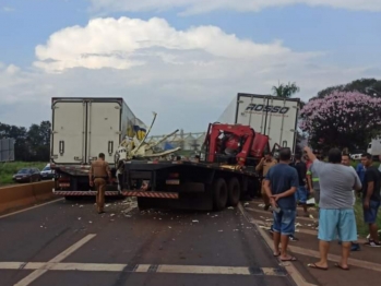 foto de Caminhoneiro fica preso entre as ferragens em acidente no norte do Paraná