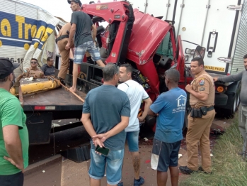 foto de Caminhoneiro fica preso entre as ferragens em acidente no norte do Paraná